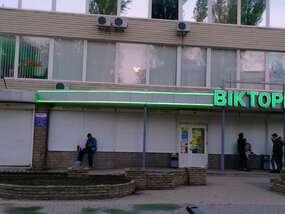 подсветка фасада магазина зеленой светодиодной лентой