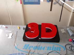 Вывеска "3D" с яркой флуорисцентной пленкой